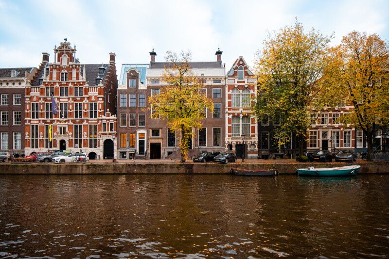 Gevel van Keizersgracht 127 aan de gracht in Amsterdam, kantoor van AdSocials